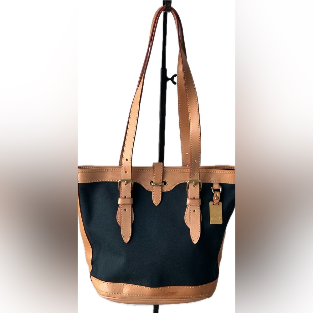 Dooney & Bourke
DOONEY & BOURKE VINTAGE CABRIOLET BUCKET BAG in Hunter Green - Picture 2 of 10